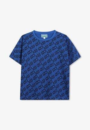 T-shirt bleu à manches courtes avec un motif de texte géométrique noir, encolure ronde et coupe décontractée. Fabriqué en coton doux.