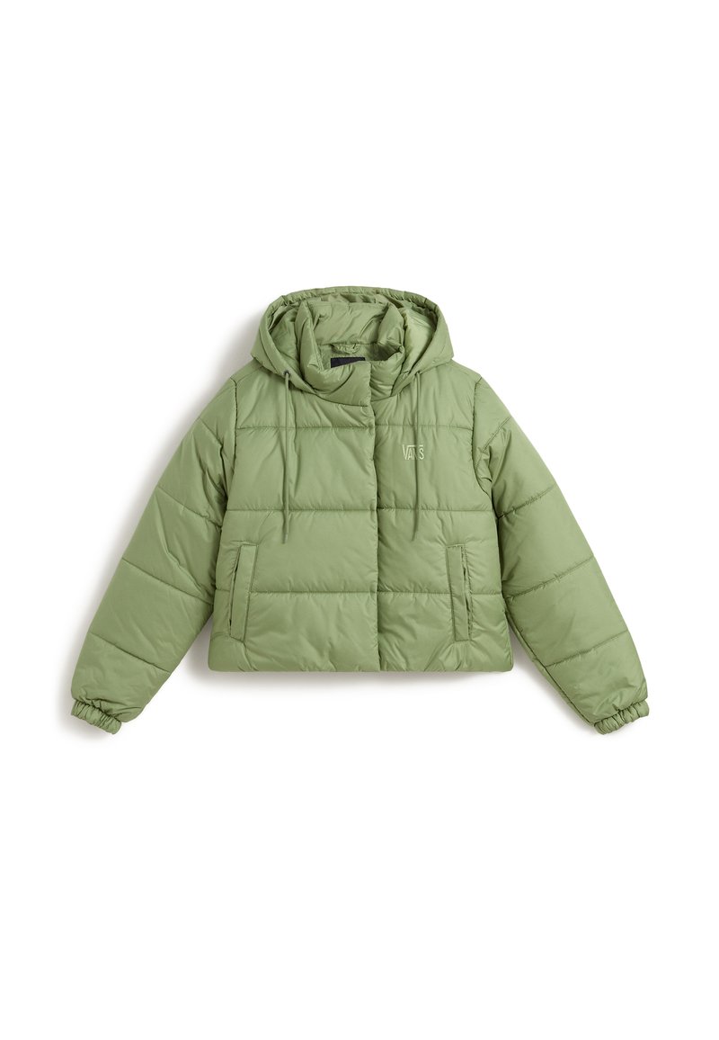 Chaqueta de plumas verde con diseño corto, capucha y puños elásticos. Presenta dos bolsillos frontales y un sutil detalle de costura.