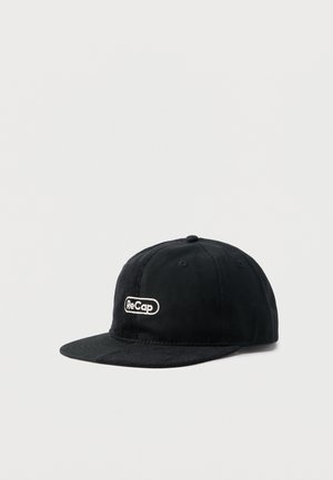 Gorra de béisbol negra de seis paneles con visera plana y logotipo blanco "ReCap" bordado en el centro frontal.