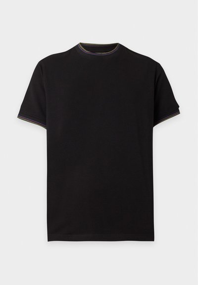 Μαύρο κοντομάνικο T-shirt με στρογγυλή λαιμόκοψη, με διακριτή πολύχρωμη ραφή στο γιακά και στις άκρες των μανικιών.