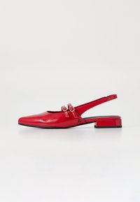 Scarpa slingback rossa in pelle con punta affusolata, sottili cinturini con due fibbie decorative e tacco basso a blocco. Texture liscia.