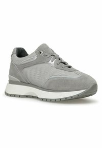 Graue Sneaker aus einer Kombination von Wildleder und Mesh-Materialien, mit gerundeter Zehenpartie, Schnürvorderseite und einer weißen gepolsterten Sohle.
