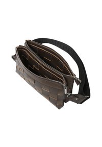 Brązowa pleciona skórzana torba z dwoma zamykanymi na zamek przegrodami, teksturowanym paskiem i przeszyciami. Z akcentami w postaci srebrnych elementów metalowych.
