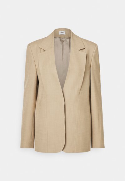 Beige Leinenblazer mit übergroßen Revers, einem einzelnen Knopfverschluss und leicht strukturierten Schultern. Glatte Textur mit maßgeschneiderter Passform.