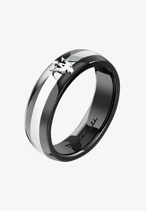 Anello in ceramica nera con strisce bianche, caratterizzato da un emblema di drago in argento. Finitura liscia, bordi arrotondati e incisione interna.