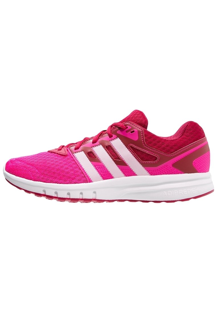 Scarpa da ginnastica rosa con tomaia testurizzata, tre strisce bianche, collo imbottito e suola in gomma. Leggera e progettata per il comfort.