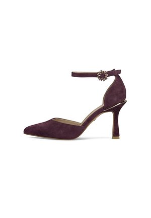 Zapato de tacón alto de ante morado elegante con punta afilada y tira en el tobillo con hebilla decorativa adornada con joyas.