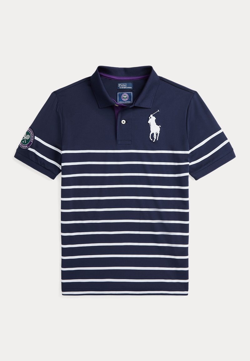 Námornícky polo tričko s bielymi horizontálnymi pruhmi, krátkymi rukávmi a golierom. Obsahuje biele logo a Wimbledon nášivku na rukáve.