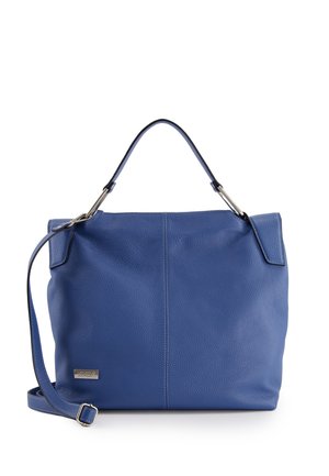 Blaues Lederhandtasche mit strukturiertem Finish, ausgestattet mit einem langen Tragegurt und einem kürzeren Griff, akzentuiert mit silbernen Beschlägen und Markenlogo.