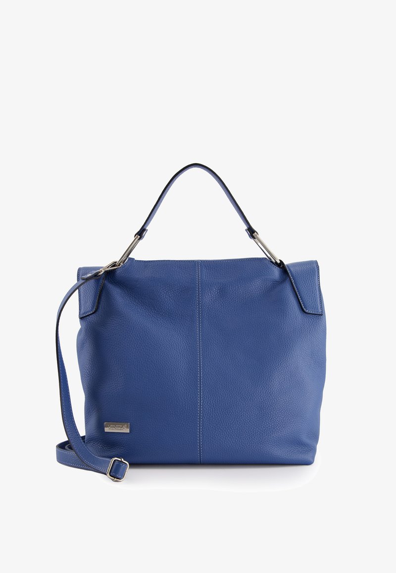 Niebieska skórzana torebka o teksturowym wykończeniu, z głównym paskiem i krótszym uchwytem, akcentowana srebrnymi elementami i logo.