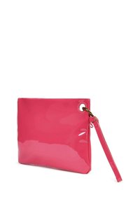 Borsa a tracolla in pelle sintetica rosa con una forma rettangolare elegante, dotata di un cinturino per il polso e dettagli in grommet metallico per una funzionalità aggiuntiva.