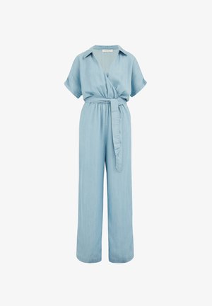 Lichtblauwe chambray jumpsuit met korte opgerolde mouwen, wikkelontwerp, verstelbare tailleband en wijde broekspijpen. Soepele textuur.