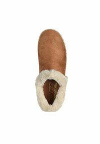 Skechers instapschoen in tan suède met een fluffy witte bontkraag en binnenvoering. Kenmerken zijn een ronde neus en een gewatteerde binnenzool.