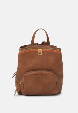 Mochila de cuero marrón con bolsillo frontal con cremallera, costuras decorativas en naranja, amarillo y azul, y pequeño asa superior sobre fondo blanco.