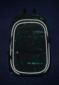 Zaino nero con un motivo in codice binario verde, rifiniture riflettenti, doppie cerniere e spallacci regolabili. Materiale testurizzato con un design elegante.