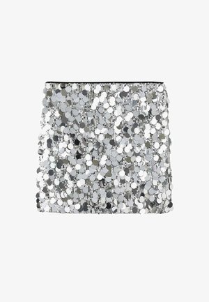 Srebrna mini suknja od sequina u labavom, pravokutnom obliku; ima sjajnu teksturu i sjajni okrugli uzorak širom.