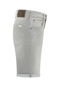 Jasnoszare szorty dżinsowe z skórzaną metką marki, tylną kieszenią, szlufkami na pasek i podwiniętymi nogawkami na białym tle.
