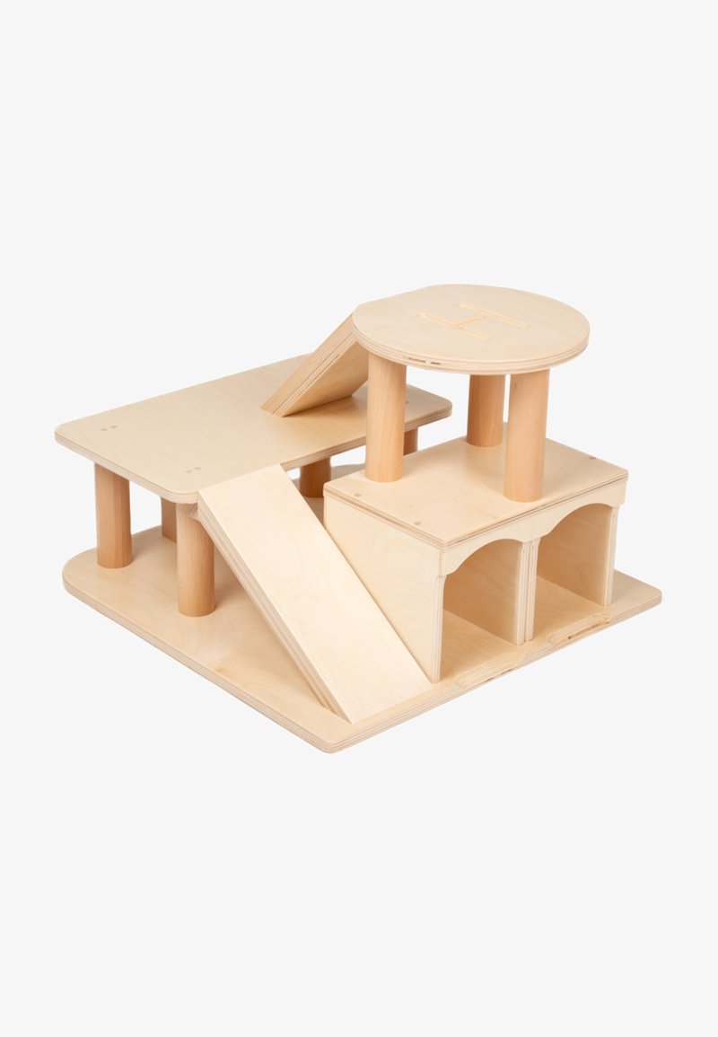 Wooden play structure yang menampilkan beberapa tingkat, ramp, dan pilar. Finishing kayu alami dengan tekstur halus dan desain terbuka.