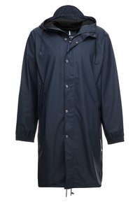 Marinblå vattentät jacka med huva, tryckknappar, elastiska ärmslut och justerbar dragsko i nederkant; slät textur.