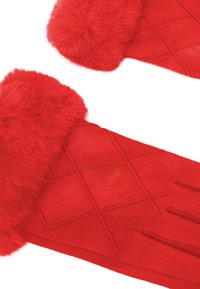 Guanti rossi con un polsino morbido e peloso. Il palmo presenta un design trapuntato con linee orizzontali e verticali. Texture liscia su tutta la superficie.