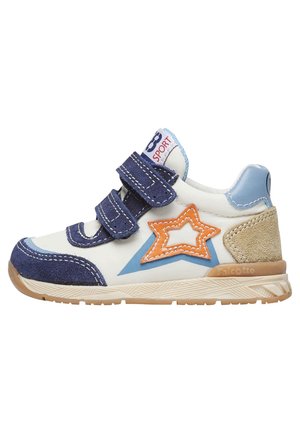 Scarpa sportiva bianca, blu navy e azzurro chiaro. Presenta due cinturini in Velcro blu, un dettaglio a forma di stella arancione e un tallone beige texturizzato.