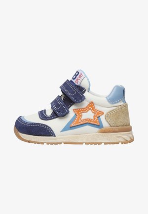 Scarpa sportiva bianca, blu navy e azzurro chiaro. Presenta due cinturini in Velcro blu, un dettaglio a forma di stella arancione e un tallone beige texturizzato.