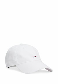 Witte katoenen honkbalpet met een verstelbare band en een klein rood, wit en blauw logo op het voorpaneel. Gladde textuur, ronde rand.