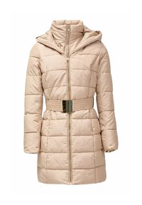 Abrigo acolchado beige con un alto cuello, cremallera frontal, cintura ceñida con cinturón y textura acolchada. Cuenta con una capucha desmontable y mangas largas.