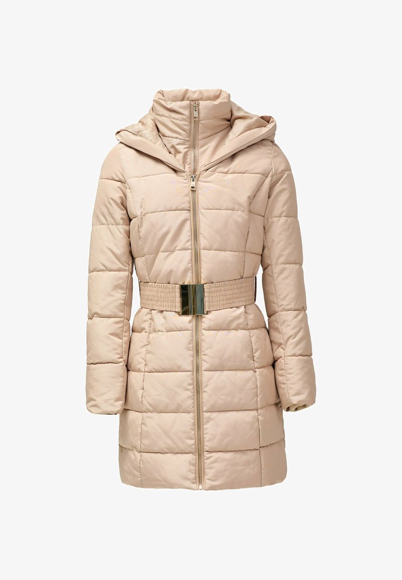 Abrigo acolchado beige con un alto cuello, cremallera frontal, cintura ceñida con cinturón y textura acolchada. Cuenta con una capucha desmontable y mangas largas.