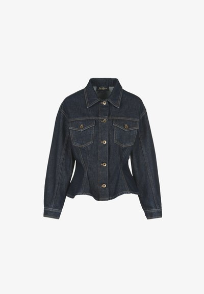 Tumši zila džinsene ar pieguļošu dizainu, divām krūšu kabatām un pogu aizdari. Iezīmējas ar izteiktu šuvju kvalitāti un klasisku apkakli.