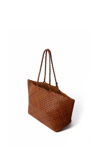 Sac cabas en cuir tressé marron avec deux longues poignées tressées, présenté en angle pour montrer la texture et l'intérieur ouvert.