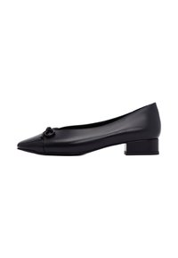 Ballerine in pelle nera con punta affusolata, design minimalista e un piccolo tacco quadrato. Presentano un sottile dettaglio ad anello sulla parte anteriore.