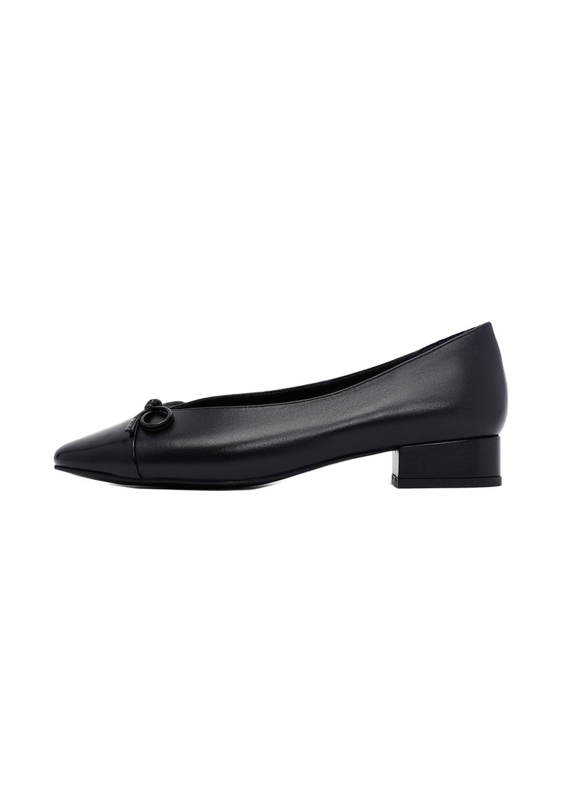 Ballerine in pelle nera con punta affusolata, design minimalista e un piccolo tacco quadrato. Presentano un sottile dettaglio ad anello sulla parte anteriore.