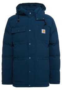 Chaqueta de invierno acolchada azul marino con capucha, botones de presión en la parte frontal, cuatro bolsillos, cordones ajustables y logo de Carhartt en el bolsillo del pecho.