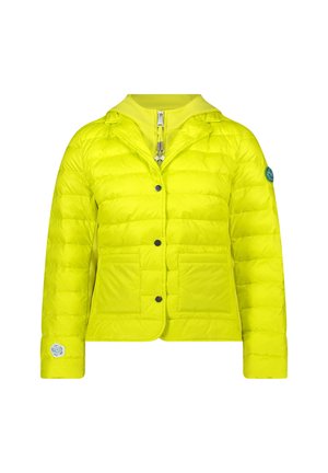 Gelbe gesteppte Jacke mit Kapuze, mit Knopfverschluss, zwei Taschen vorne und einem Logo-Patch auf dem linken Ärmel. Glatte Textur.