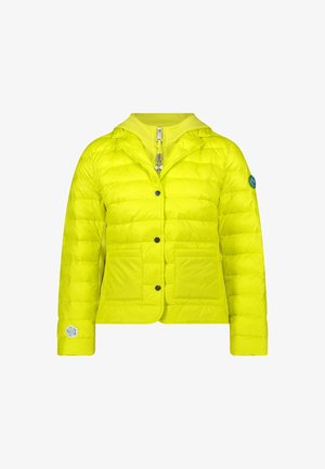 Gelbe gesteppte Jacke mit Kapuze, mit Knopfverschluss, zwei Taschen vorne und einem Logo-Patch auf dem linken Ärmel. Glatte Textur.