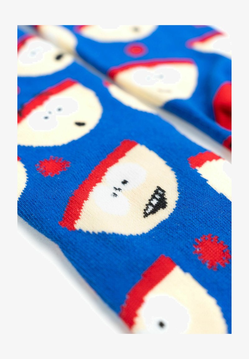 Calzini di cotone con uno sfondo blu vivace decorato da volti di cartone ripetuti, accentuati da cappelli rossi e dettagli, e caratteri ricamati neri.