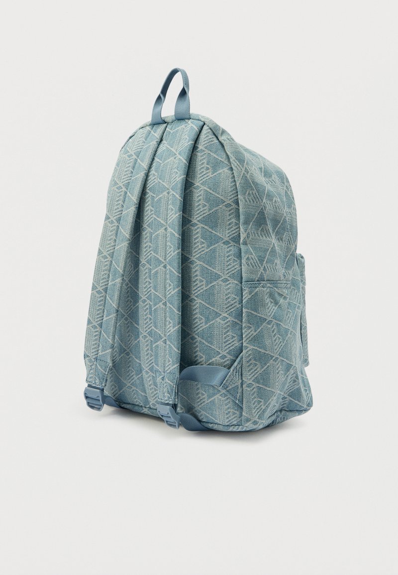 Sac à dos en tissu bleu clair avec motif géométrique en forme de losange, bretelles réglables et poche latérale, présenté de dos et de côté.