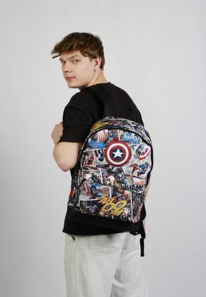 Mochila con diseño de cómic que presenta diversos gráficos de superhéroes y texto. El material es tela; los colores incluyen negro, rojo, azul y amarillo.