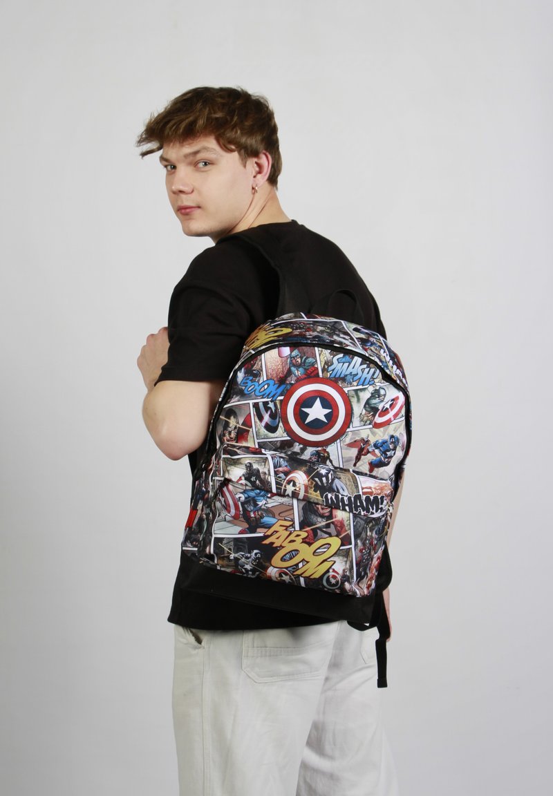 Plecak z designem komiksowym, z różnymi grafikami superbohaterów oraz napisami. Materiał to tkanina; kolory to czarny, czerwony, niebieski i żółty.