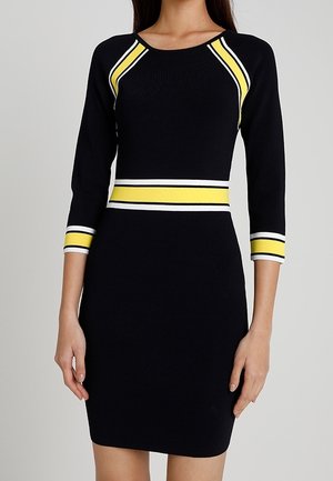 Granatowa sukienka dzianinowa z rękawami do połowy łokcia, z żółto-białymi paskami przy dekolcie i w talii. Dopasowany krój.