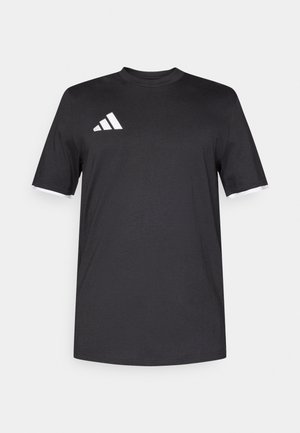 Černé bavlněné tričko s krátkým rukávem, kulatým výstřihem, bílým logem Adidas na hrudi a bílými akcenty na rukávech.