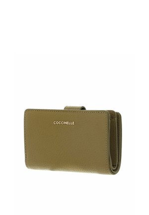 Portefeuille en cuir texturé vert olive avec logo doré "COCCINELLE", design plié et fermeture pression.