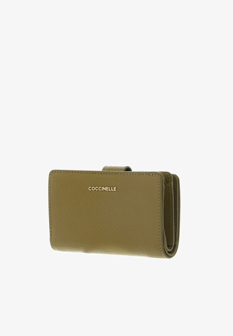 Portefeuille en cuir texturé vert olive avec logo doré "COCCINELLE", design plié et fermeture pression.