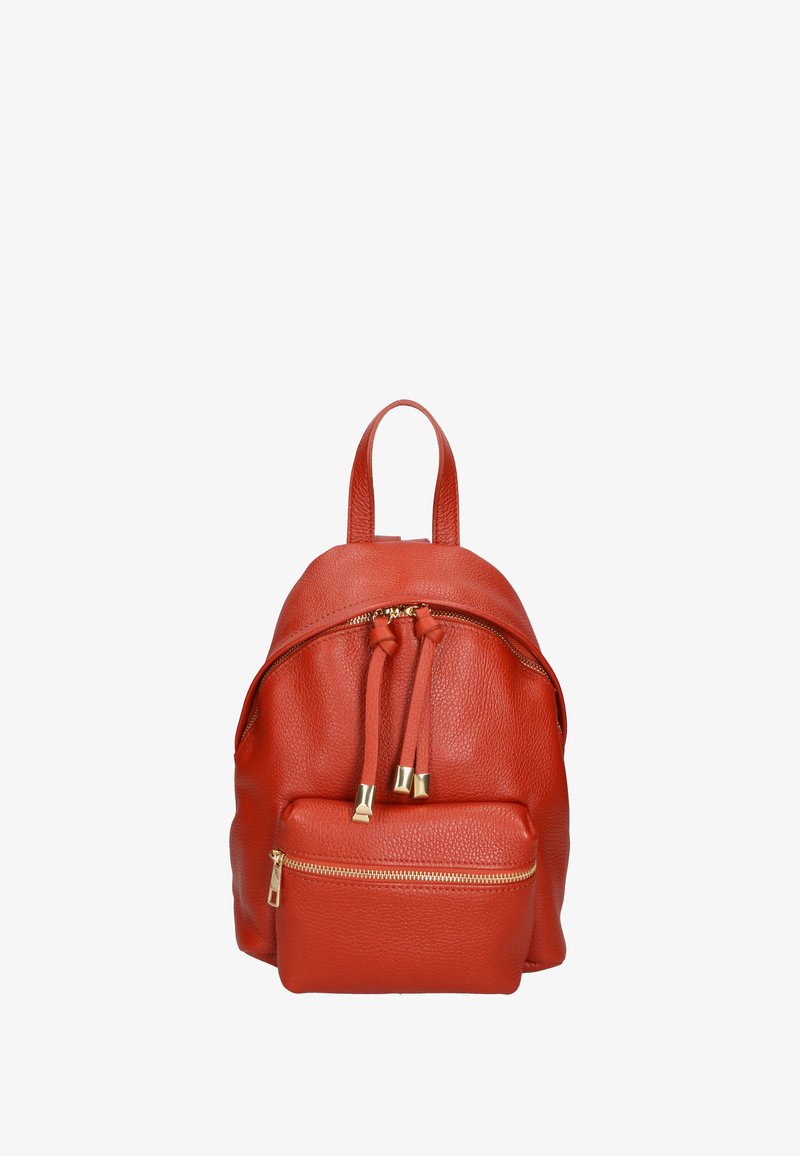 Rode, textuur in leer rugzak met een ronde vorm, een handvat aan de bovenkant, een trekkoordsluiting en een voorklep met rits met gouden hardwareaccenten.
