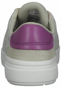 Vita sneakers med en lila läderklack, grå mocka detaljer och en strukturerad grå mesh-tunga. Har en helt vit gummisula.