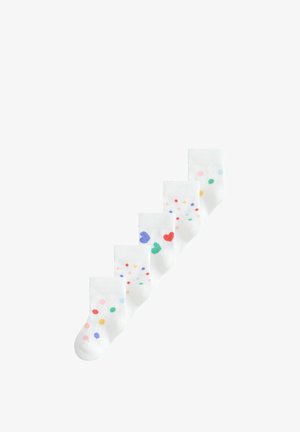 Zes paar witte sokken diagonaal gerangschikt, elk met kleurrijke polkadot- of hartpatronen in verschillende kleuren.