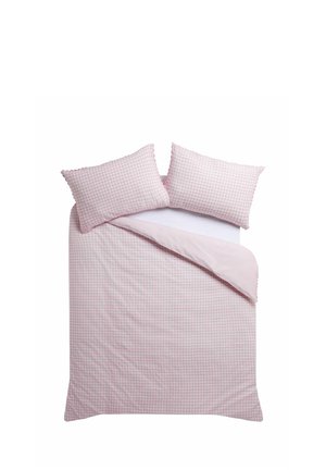 Set letto a quadretti vichy rosa e bianco con due cuscini e copripiumino parzialmente piegato su sfondo bianco.