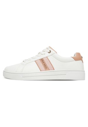 Białe niskie sneakersy z jasnoróżowymi akcentami, sznurowadłami i teksturowanym paskiem po boku, płaska podeszwa i wyściełany kołnierz.