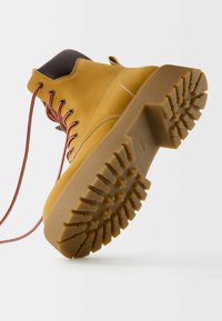 Bershka Stivaletti con plateau - camel